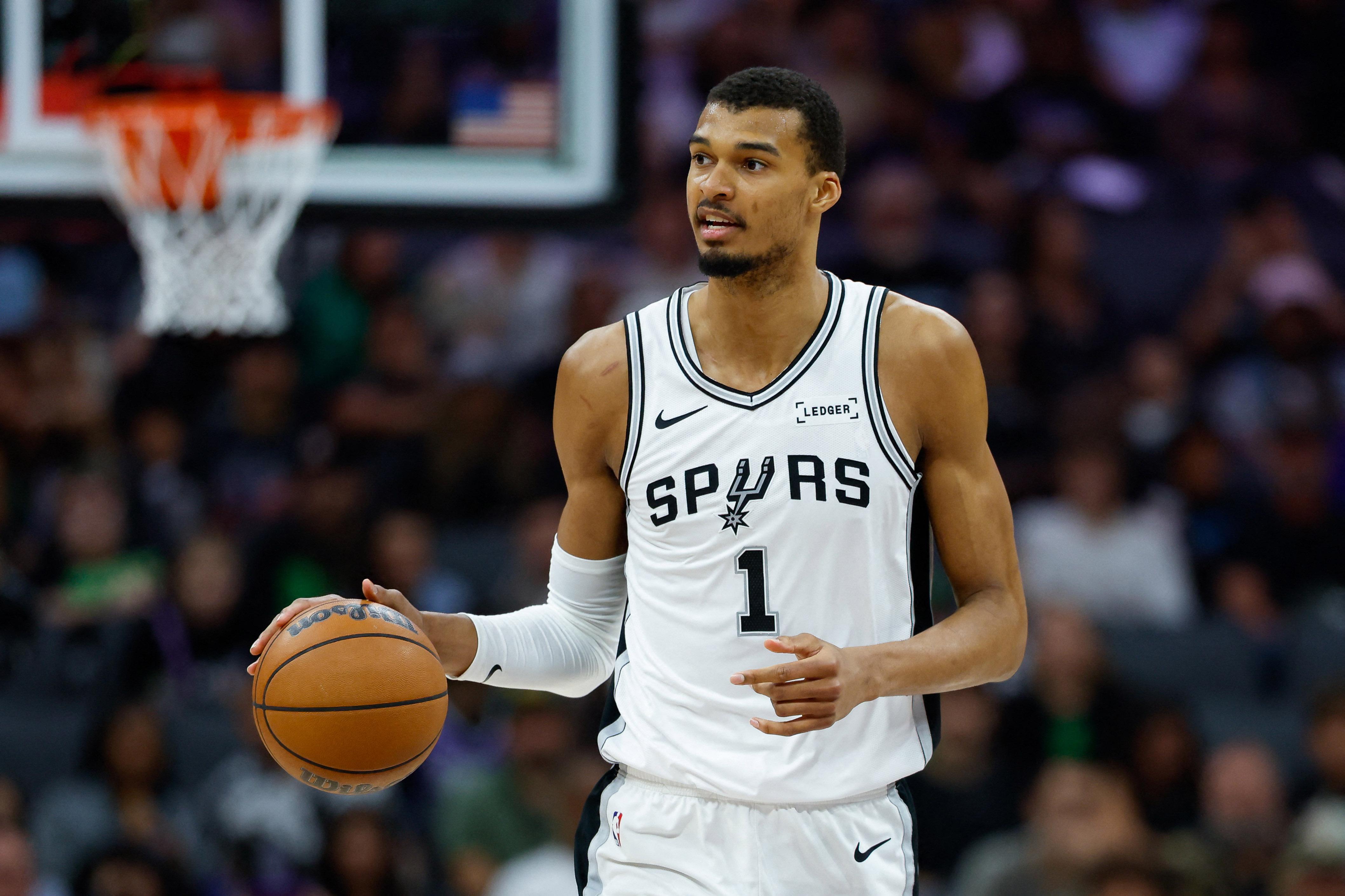 NBA: Spurs bury 25 treys, rout Kings and sweep season series