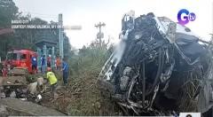 Driver at pahinante, patay nang maaksidente ang truck nila na may kargang mga baka