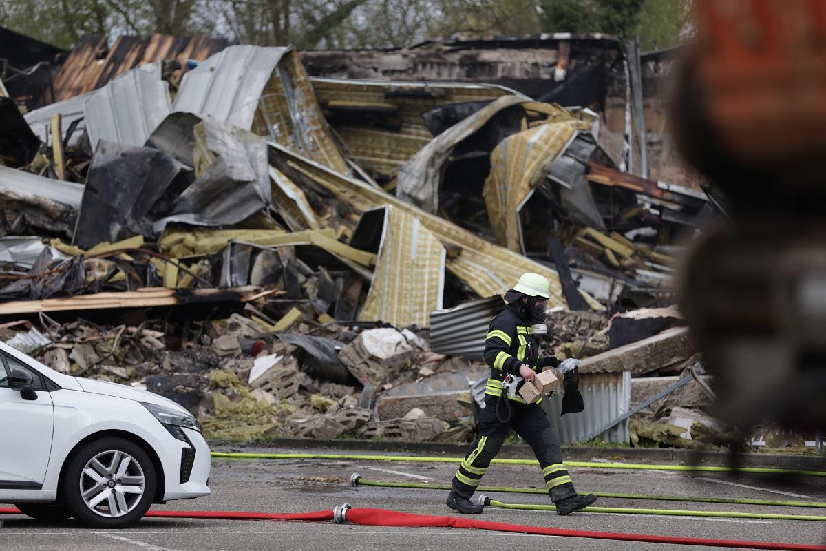 Hundreds flee as fire rips through German nightclub