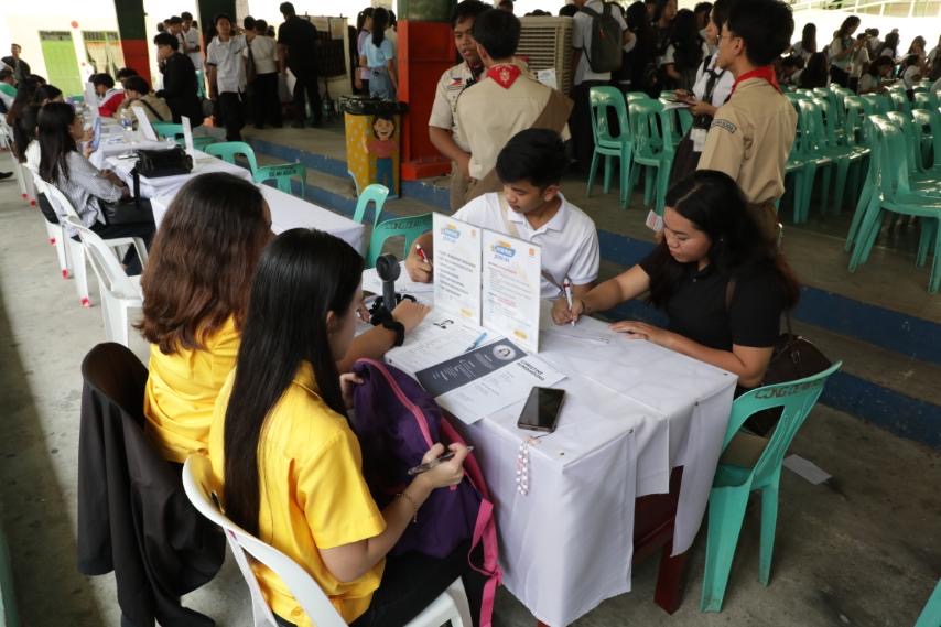 Over 200 SHS graduates hired on the spot in gov't job fairs — DepEd