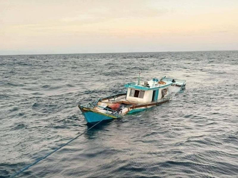 15 individuals rescued from half-submerged vessel in Basilan — PCG