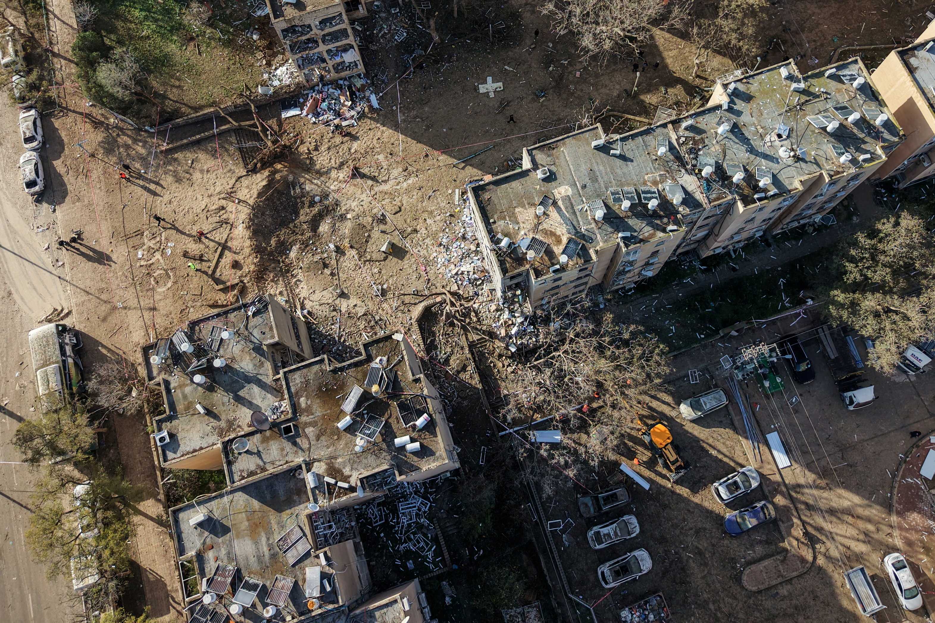 Scores hurt after Iranian missiles hit Israeli desert towns