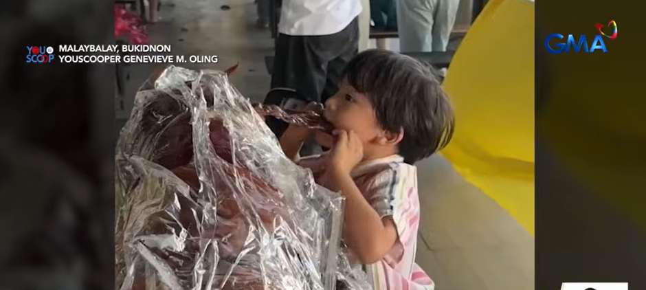 Batang ‘di na napigilang kumagat sa lechon, kinagiliwan online
