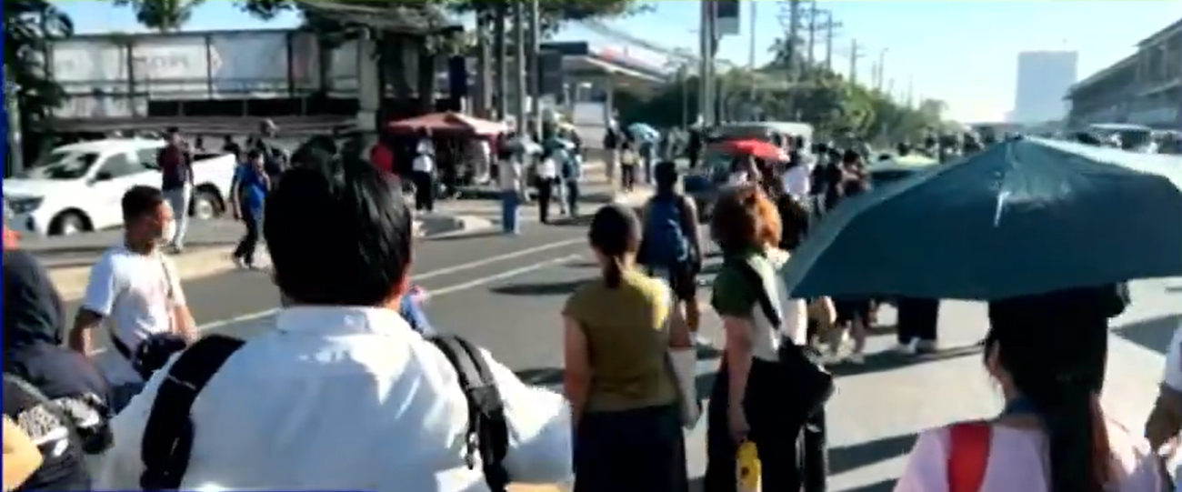 Commuters stranded in Metro Manila amid transport workers' aid payout