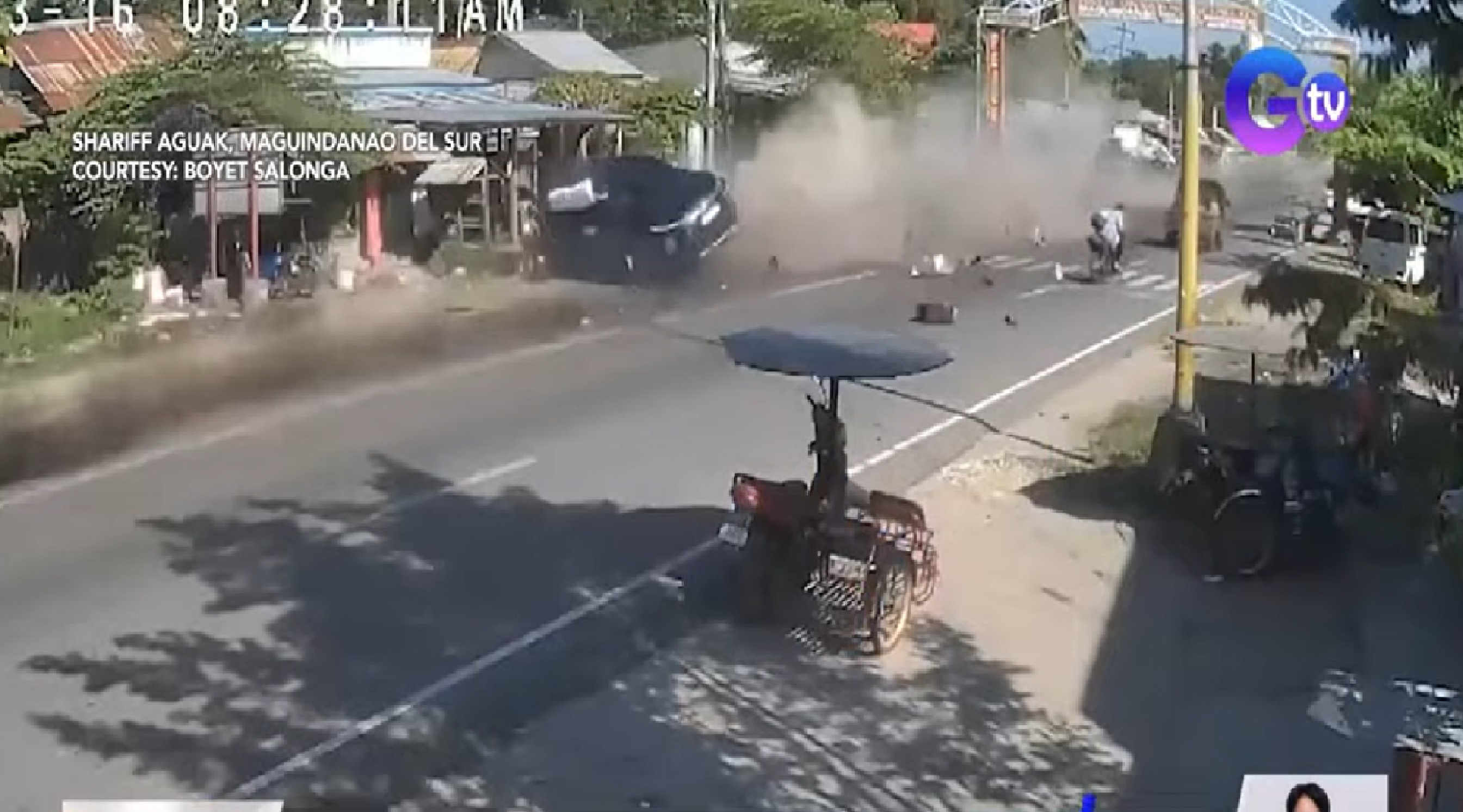 SUV na umiwas sa tricycle, sumalpok sa poste ng arko matapos mawalan ng kontrol