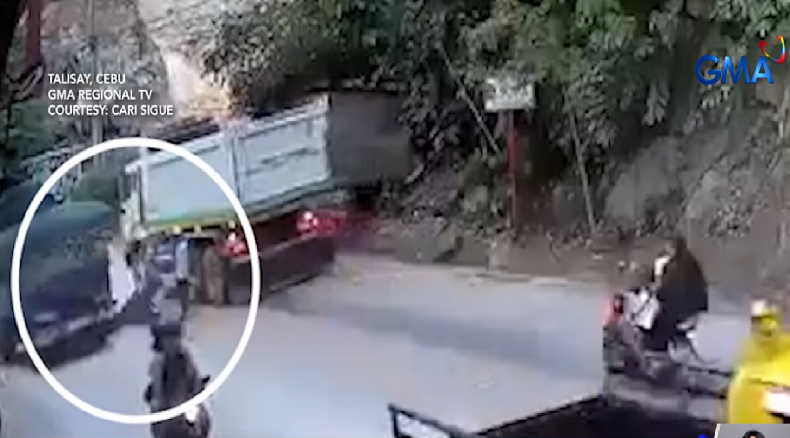 Sanggol na nabitawan ng ina habang sakay ng motorsiklo, nasawi nang magulungan ng truck
