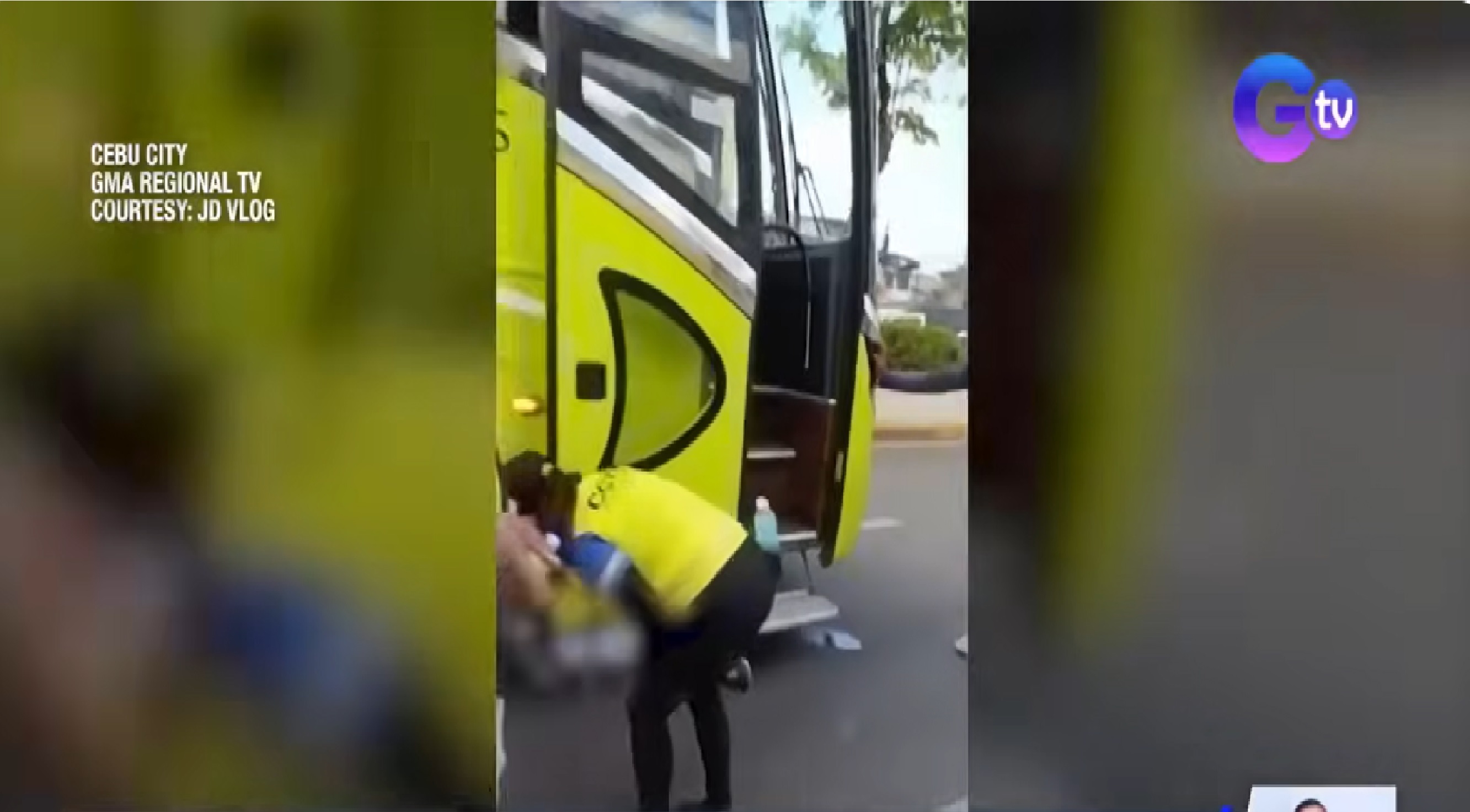 Rider na tinangka umanong mag-overtake, sugatan nang matumba at pumailalim sa bus