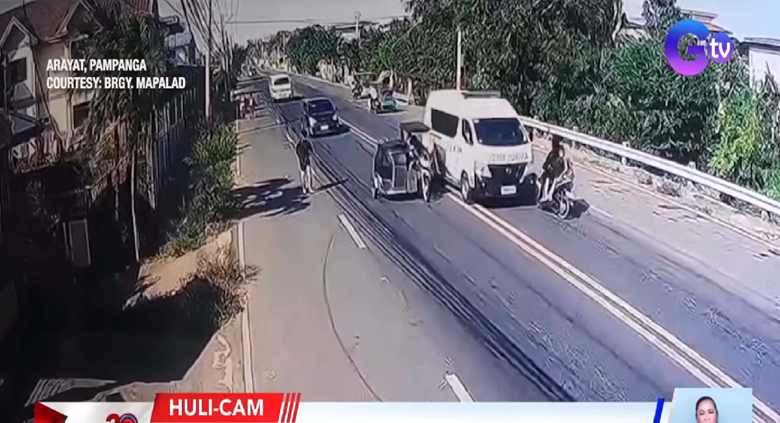 Mag-amang nakasakay sa motorsiklo, tumilapon matapos masagi ng nag-overtake na ambulansiya