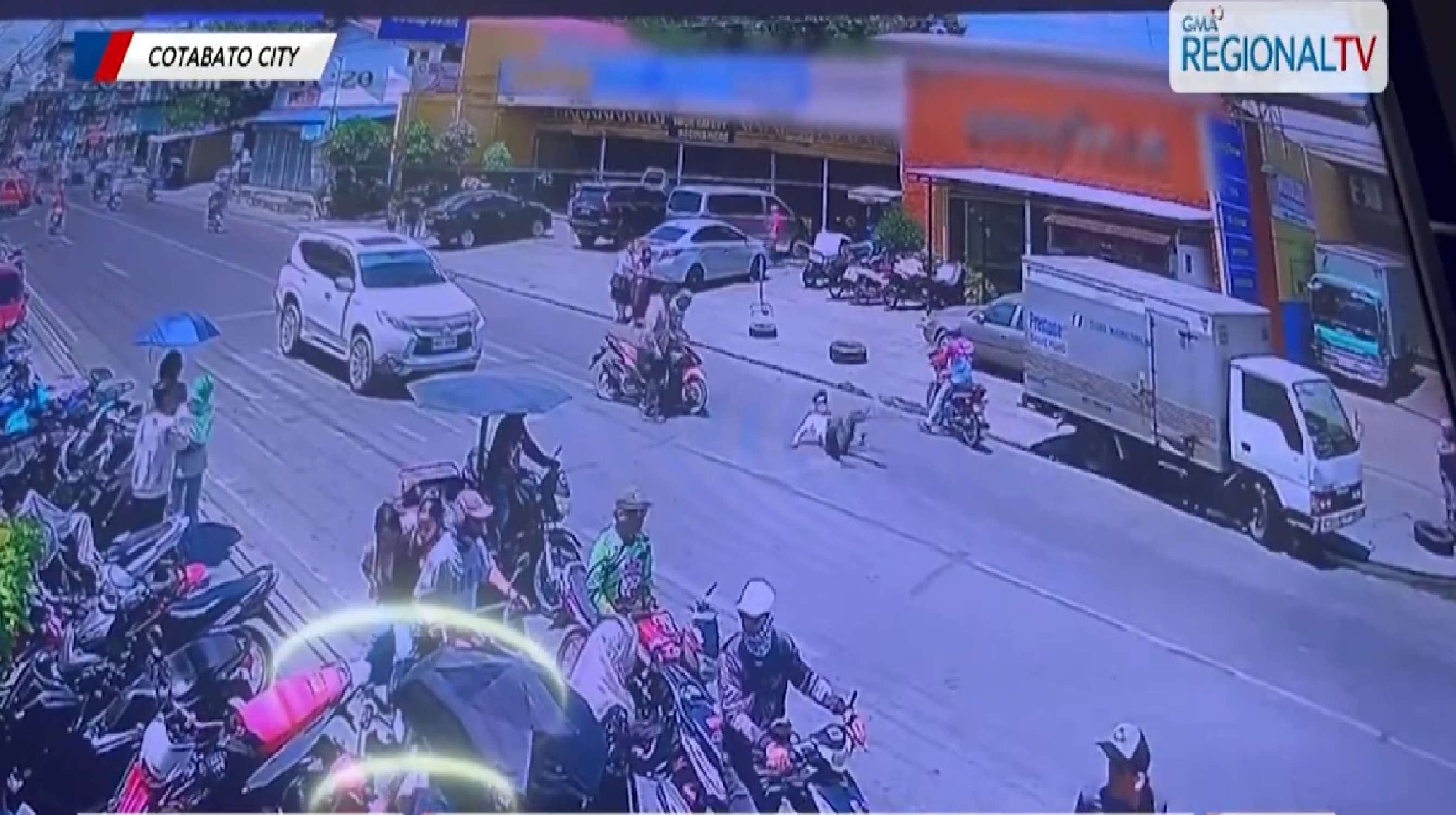 Estudyanteng tumatawid sa pedestrian lane, tumilapon nang masalpok ng nag-overtake na motorsiklo