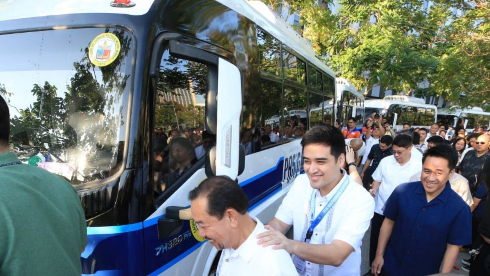 Pasig City gets 5 electric minibuses for free rides in underserved routes