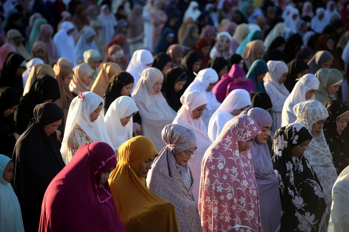 Filipino Muslims at Quirino Grandstand in Manila