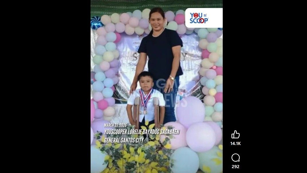 5-anyos na batang naka-saklay, hinangaan matapos umakyat ng stage para tanggapin ang award