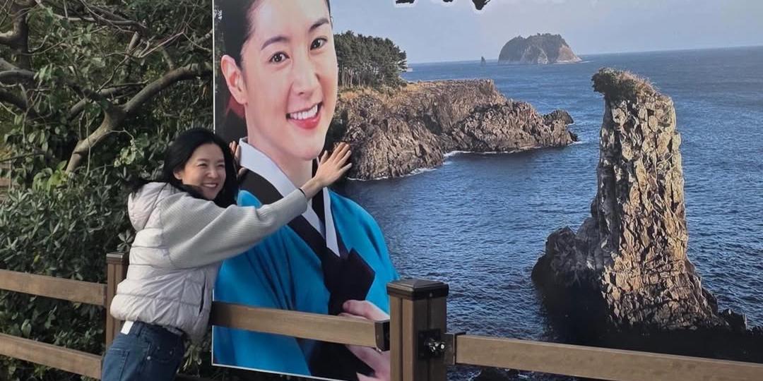 Lee Young-ae turns nostalgic over Jang Geum billboard from ‘Jewel in the Palace’