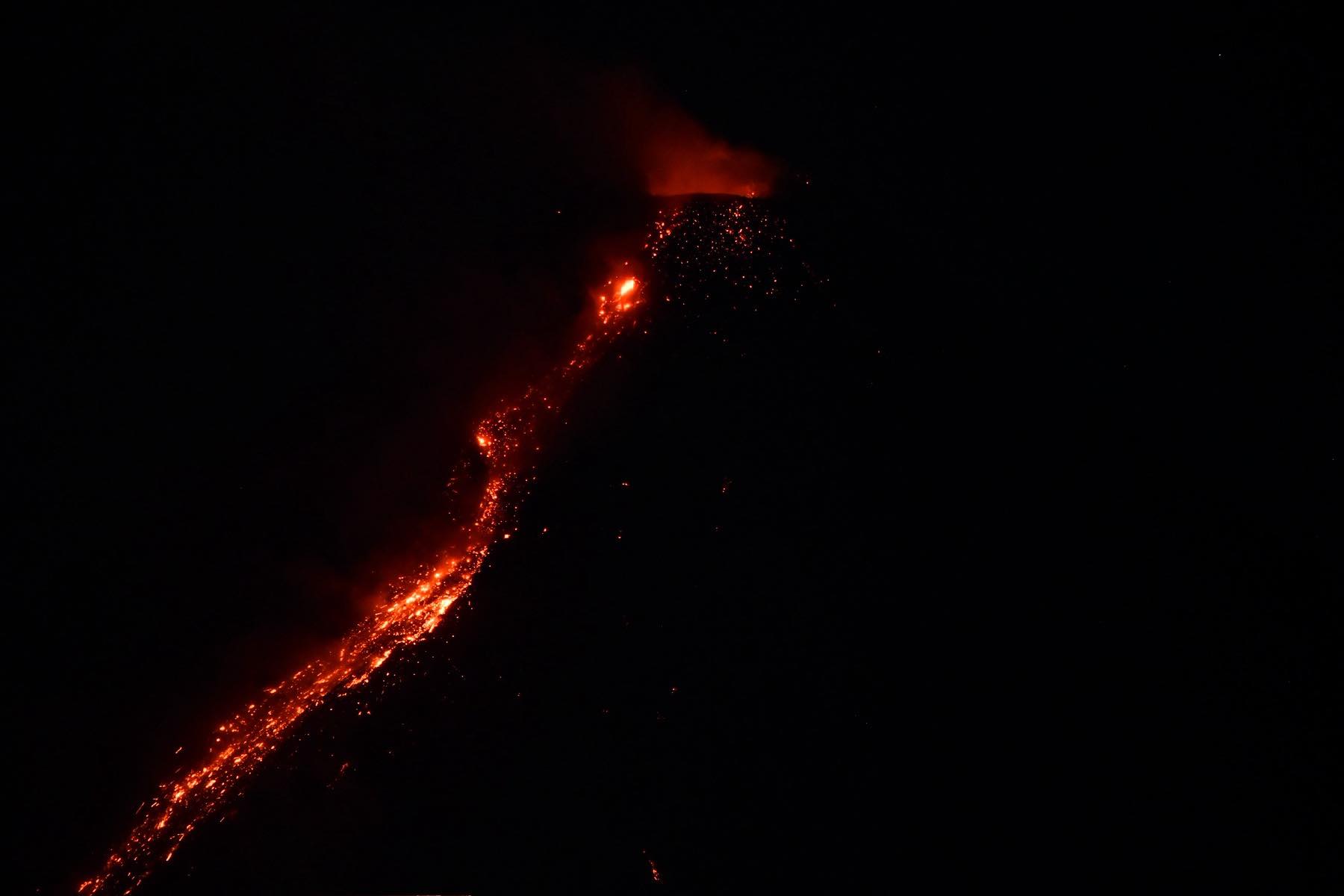Lava fountaining, ash clouds seen at Mayon 