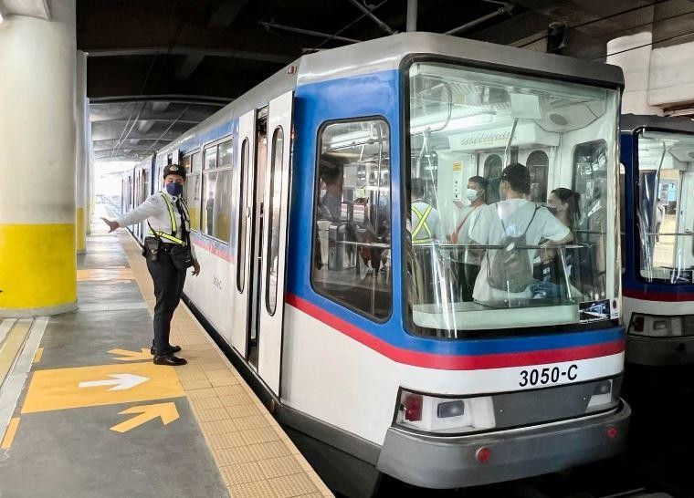 DOTr orders probe on cockroach sighting in MRT-3 train