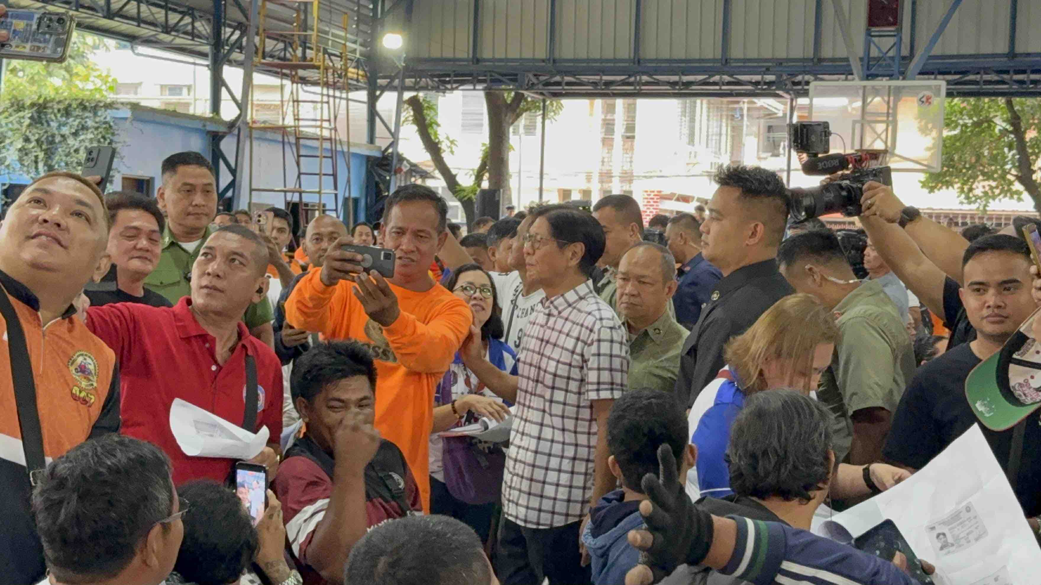 Marcos leads cash payout to PUV drivers affected by oil price shocks