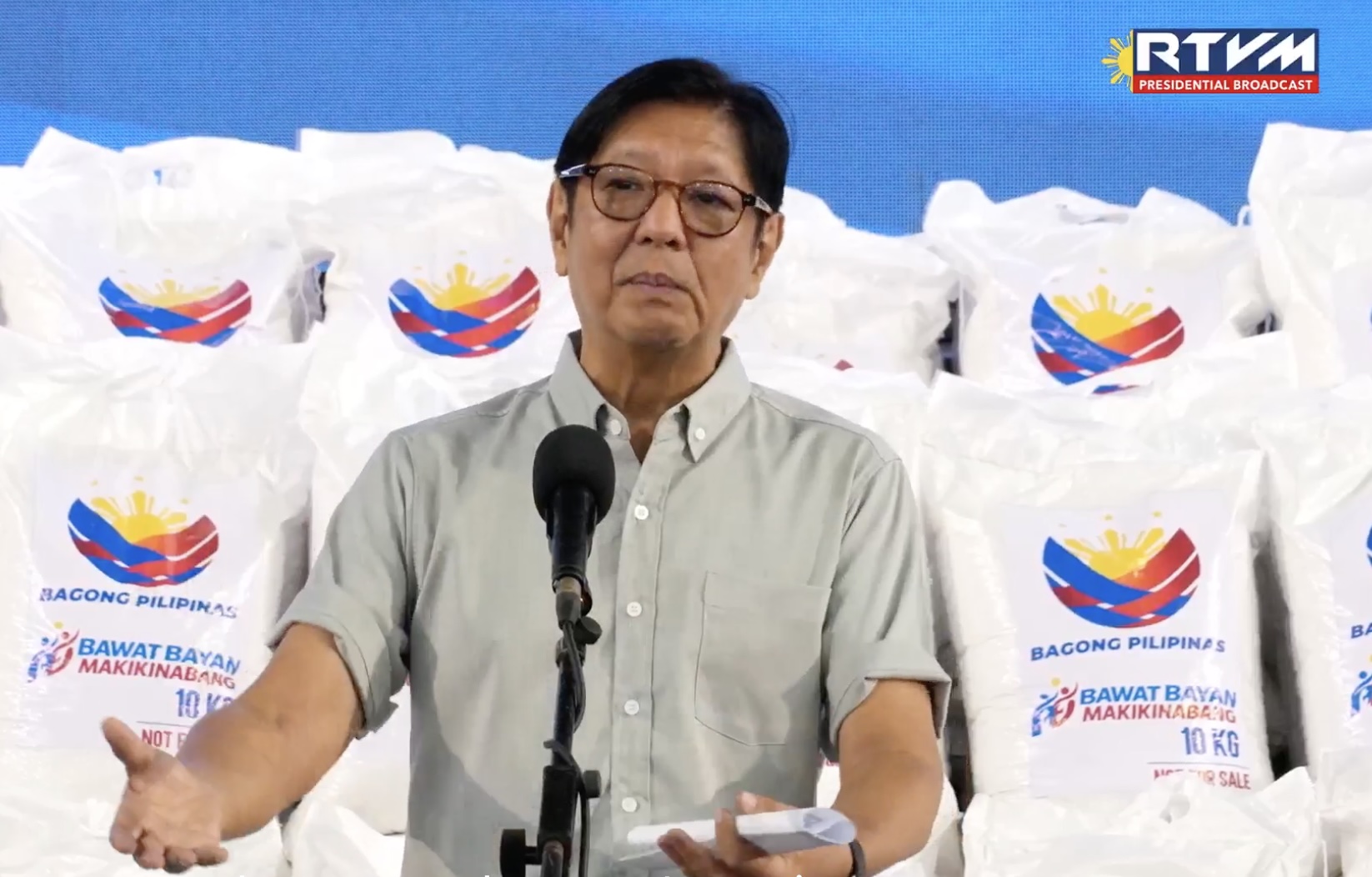 Marcos leads aid distribution in Tacloban