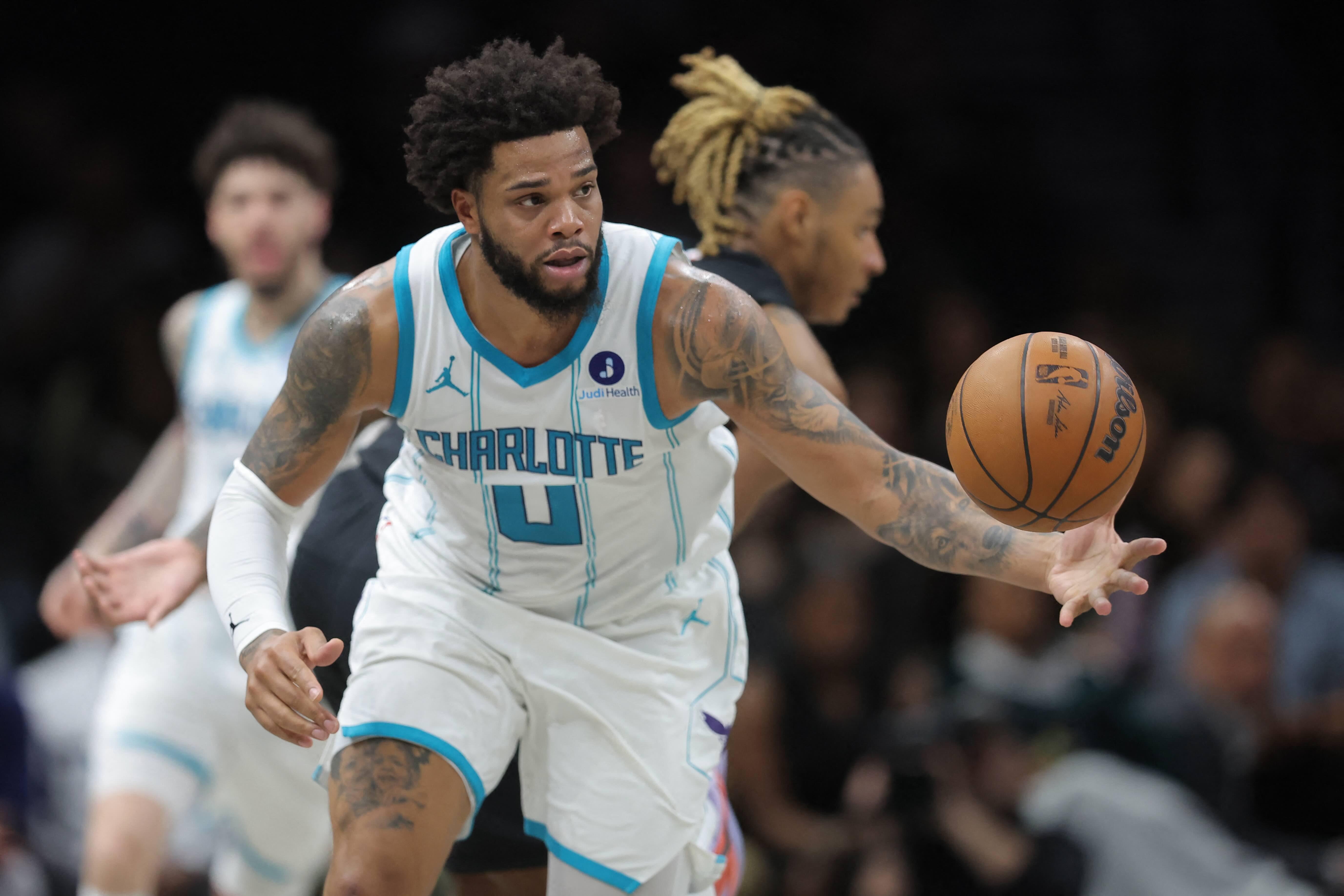 NBA: Hornets stay hot with runaway win over Suns