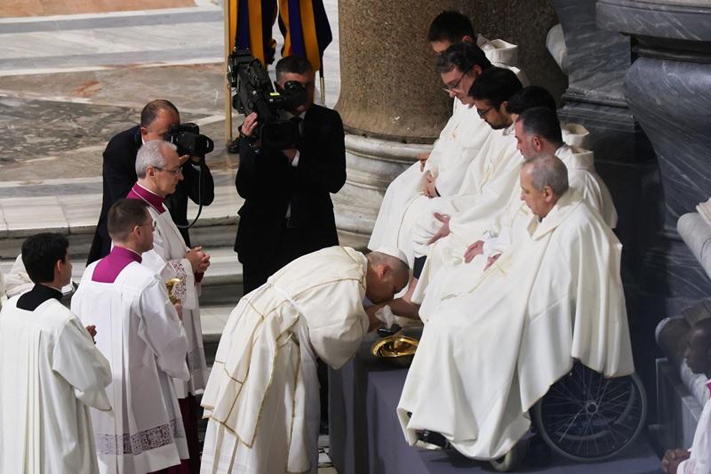 Washing priests' feet, Pope Leo urges Catholics to aid the oppressed