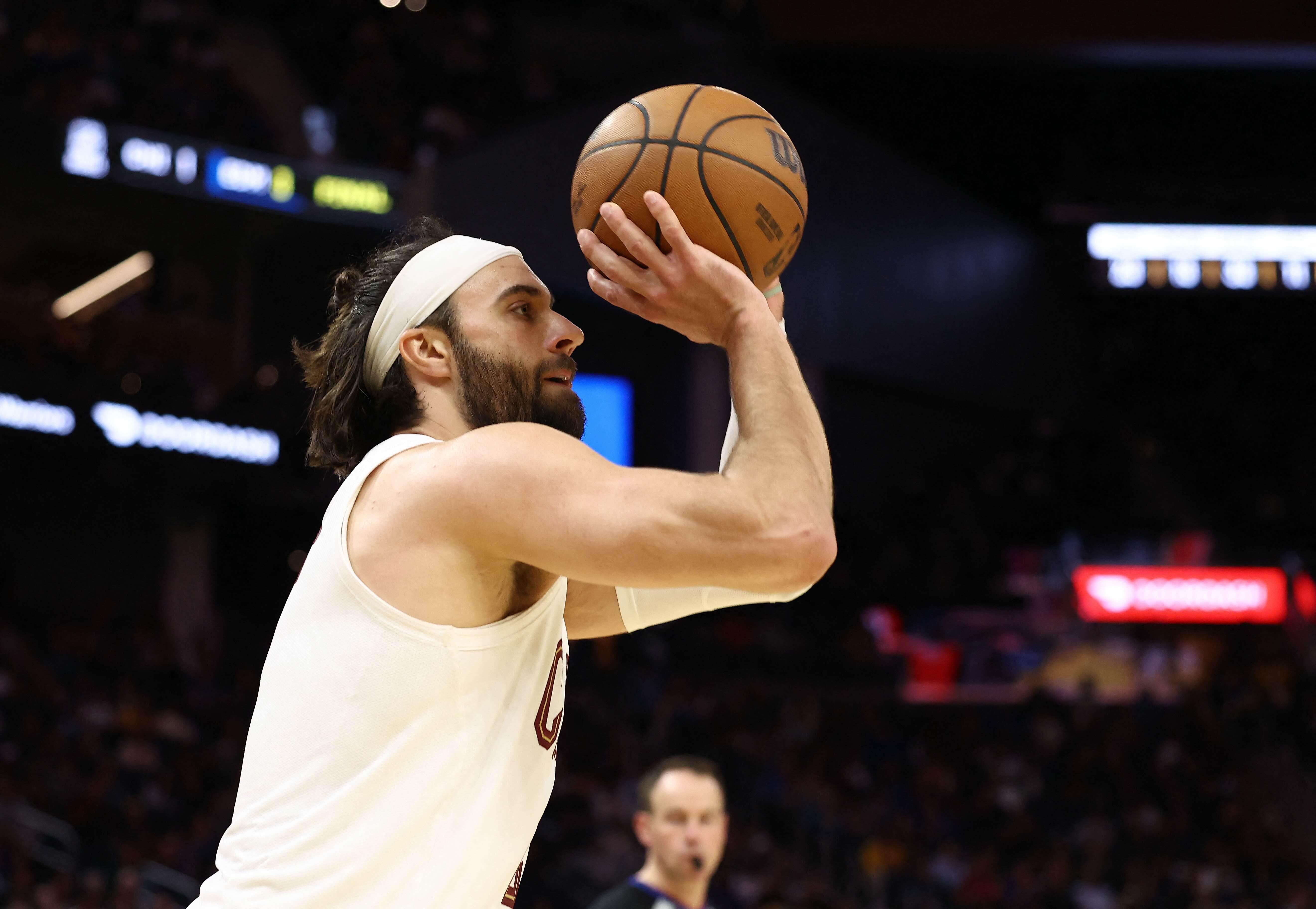 NBA: Max Strus scores 24 to lead Cavaliers past Warriors