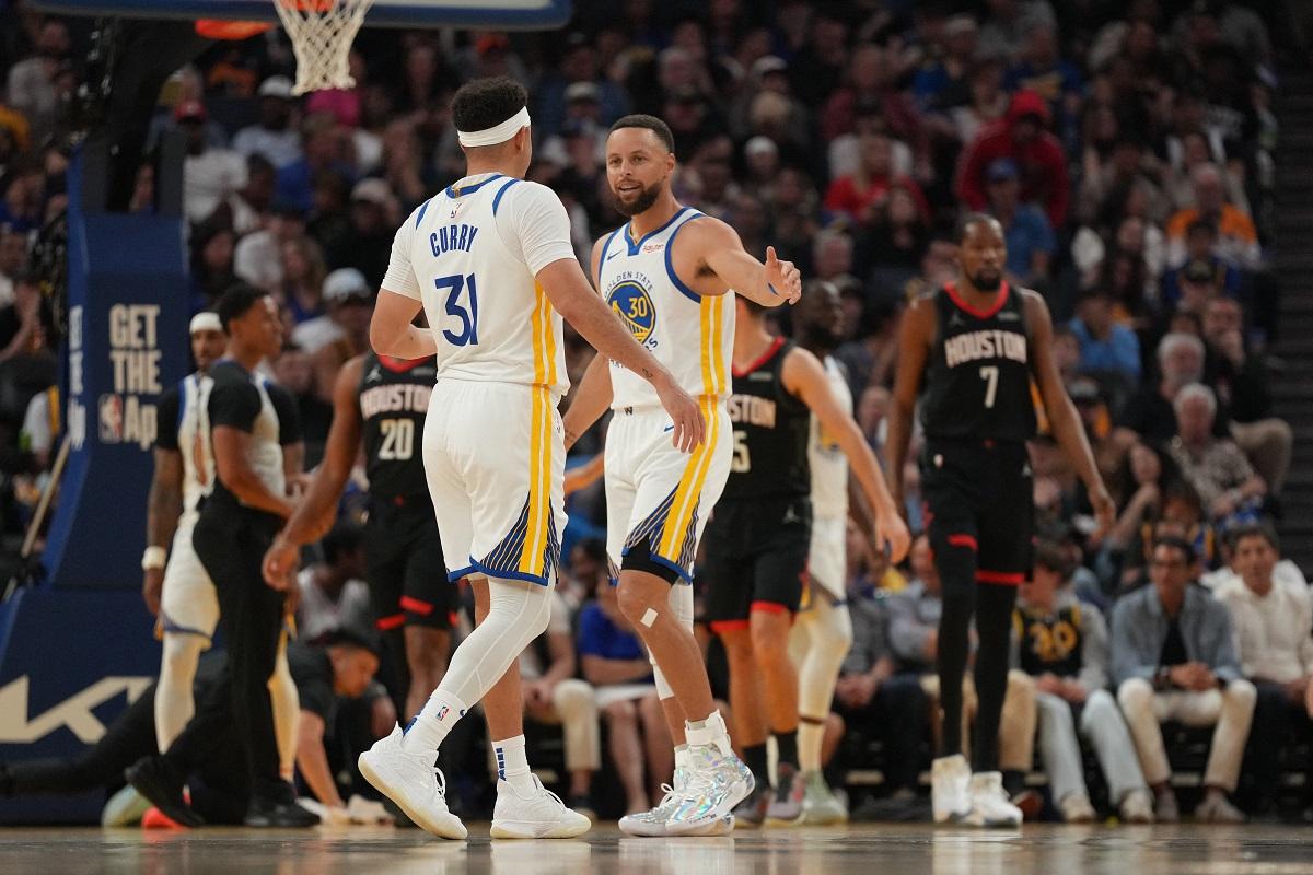 After 12 seasons, Curry brothers finally play in NBA game together
