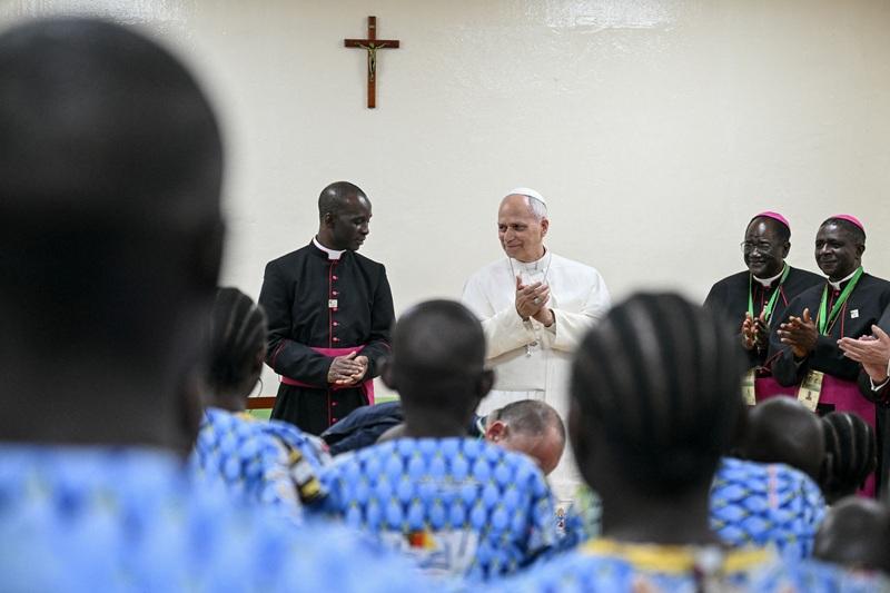 Police investigate bomb threat at Chicago-area home of Pope Leo's brother