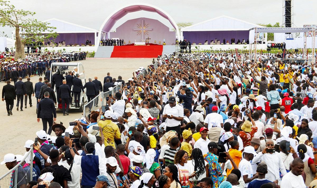 Pope urges Angola to overcome divisions at Mass attended by 100,000 people