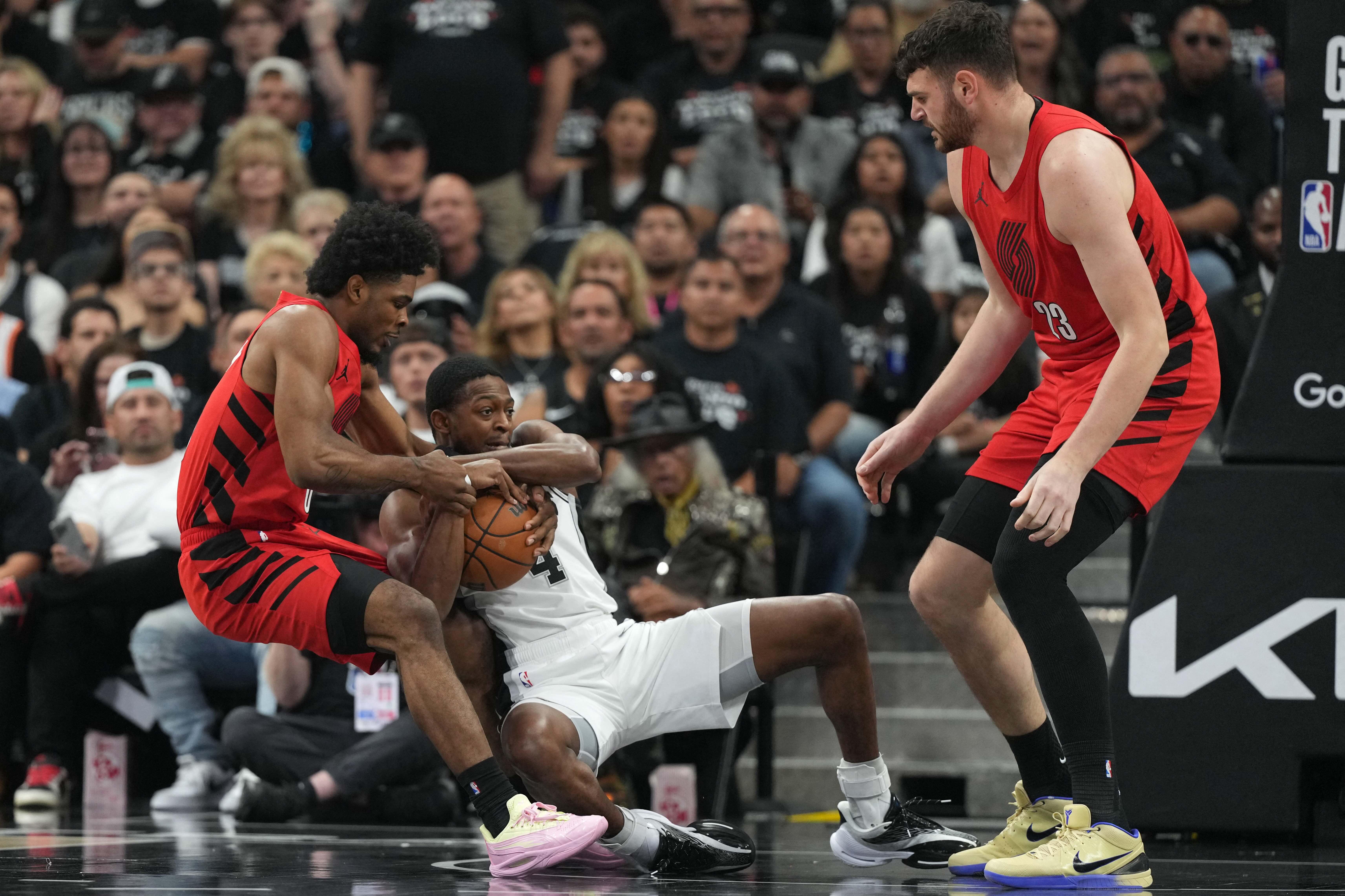 NBA: De'Aaron Fox's big fourth quarter helps Spurs close out Blazers