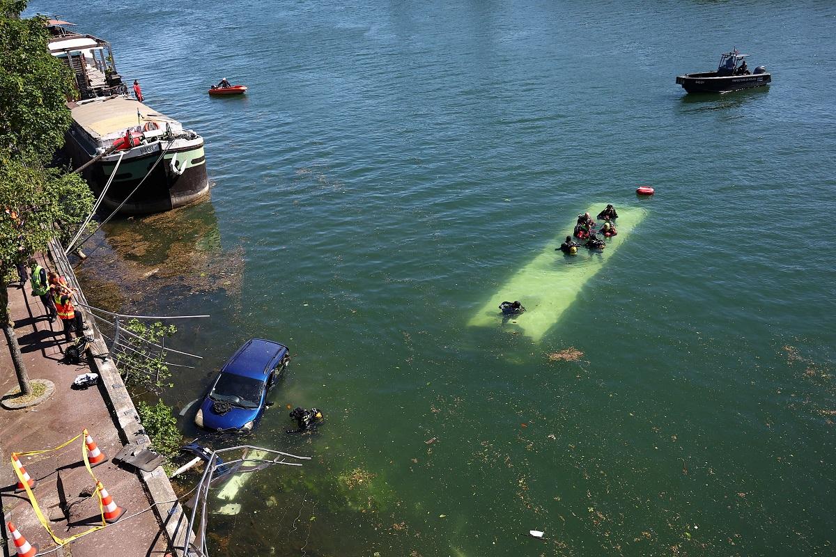 People rescued after bus falls into river Seine near Paris