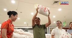 Marcos 'lifts' rice sacks in distribution program in Manila
