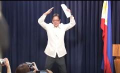 Marcos, pag-sample ng jogging, jumping jack sa harap ng media para ipakitang maayos ang kalusugan niya