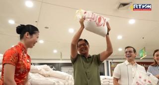 Marcos 'lifts' rice sacks in distribution program in Manila