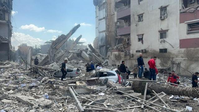 People amid rubble at the site of an Israeli strike in Sidon, Lebanon, April 8, 2026. Picture taken with a mobile phone. REUTERS/ Ali Hankir
