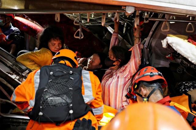 Emergency personnel rescue victims trapped in the damaged train after two trains collided late on Monday in the city of Bekasi, West Java province, Indonesia, April 27, 2026. REUTERS/ Ajeng Dinar Ulfiana