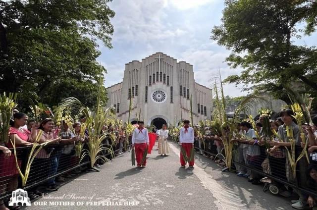 Devotees await their palm fronds to be blessed during the celebration of Palm Sunday at the National Shrine of Our Mother of Perpetual Help. Photo from Baclaran Church