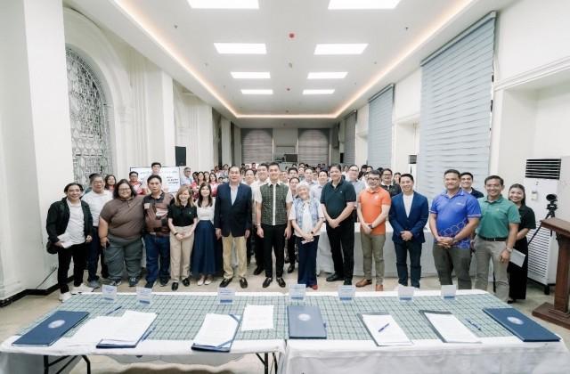 PGIN, ACEN, Fuse Financing, INEC, and Solaric, together with the members of the local press, during the Memorandum of Agreement Signing held last March 16 at the Provincial Capitol of Ilocos Norte. 