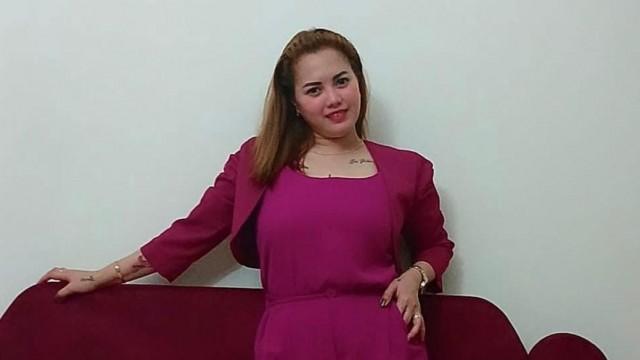 'Dami ko pang obligasyon sa buhay. Wala akong hanapbuhay sa Pilipinas at may tatlong anak akong pinapa-aral,' says Guiaraine Miro, a saleslady whose nightmarket stall in Dubai recently closed down. Photo courtesy: Guiaraine Miro