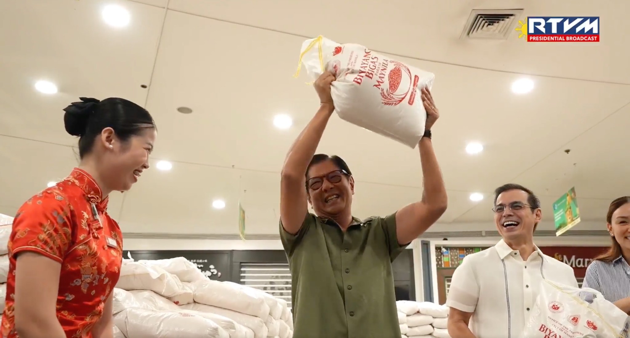 Marcos 'lifts' rice sacks in distribution program in Manila
