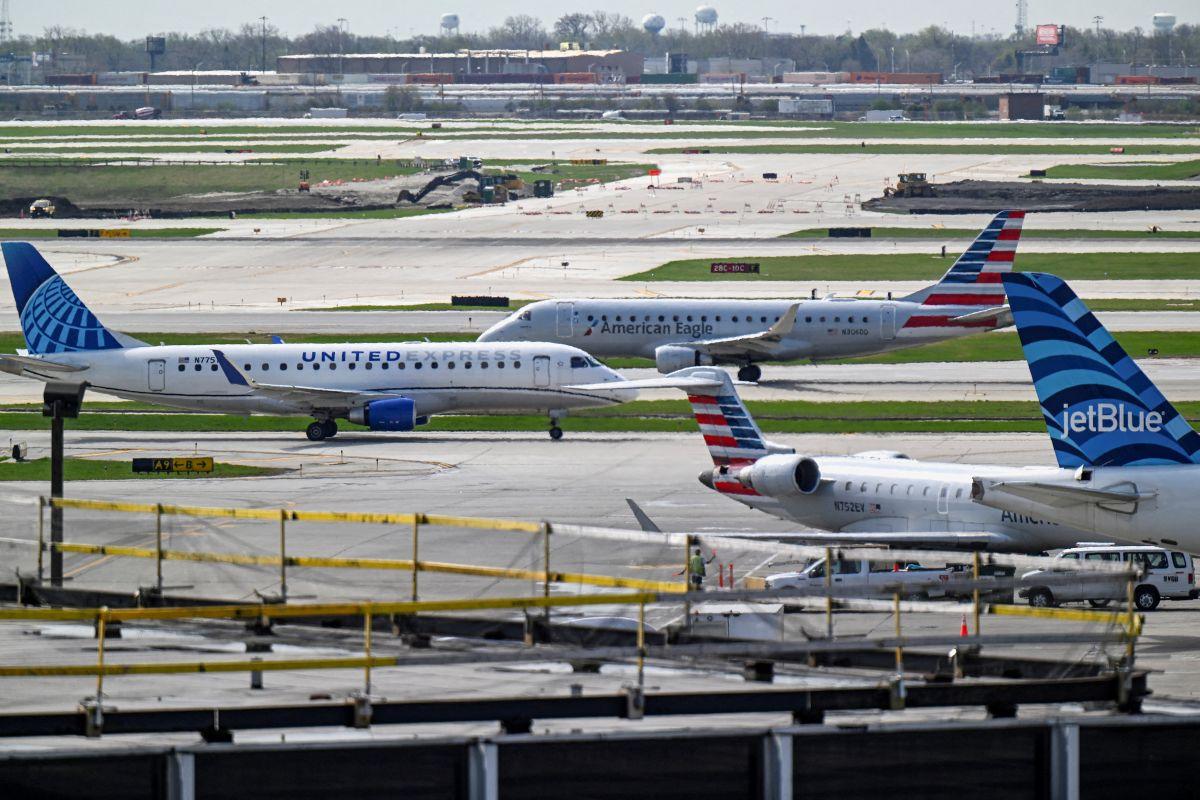 United Airlines and American Airlines planes