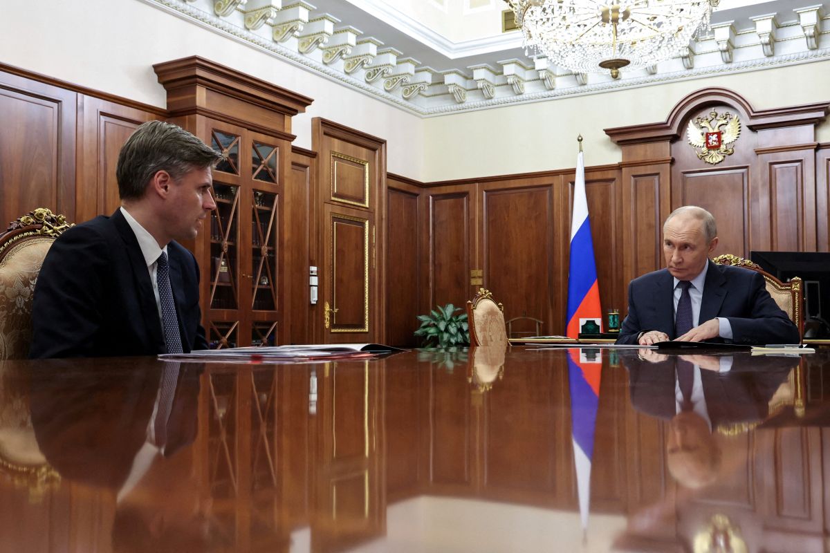 Roscosmos head Dmitry Bakanov and Russian president Vladimir Putin