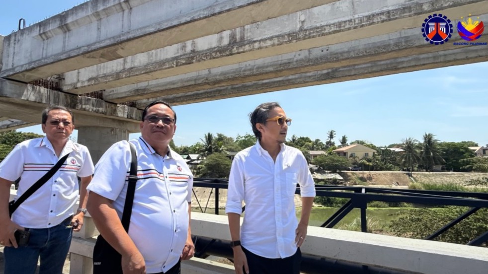 DPWH chief inspects Iloilo flyovers, sets timelines for reopening