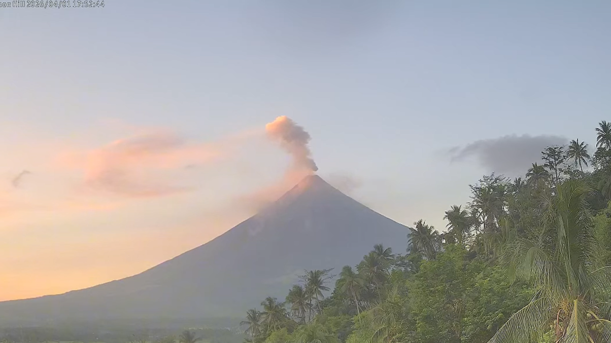 LOOK: Mayon Volcano’s lava fountaining anew on Wednesday