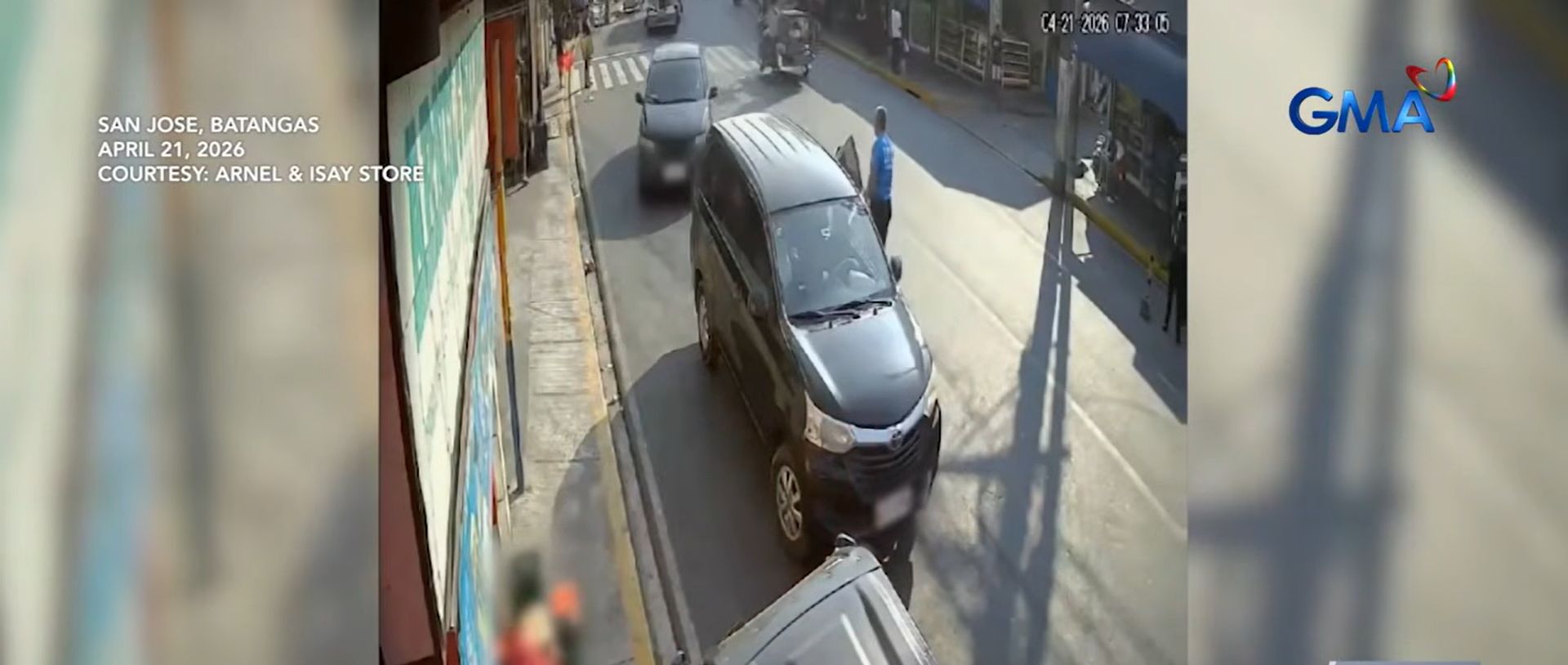 Kotse na pinara ng LTO officer, sumalpok sa nakaparadang MPV at e-bike
