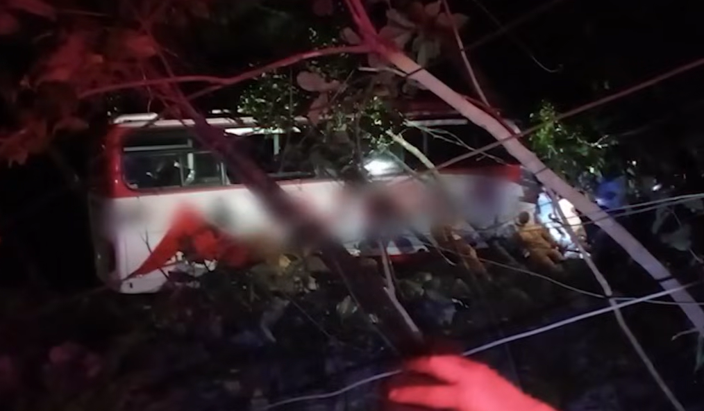 2 dead after passenger bus falls into ravine in Quezon province