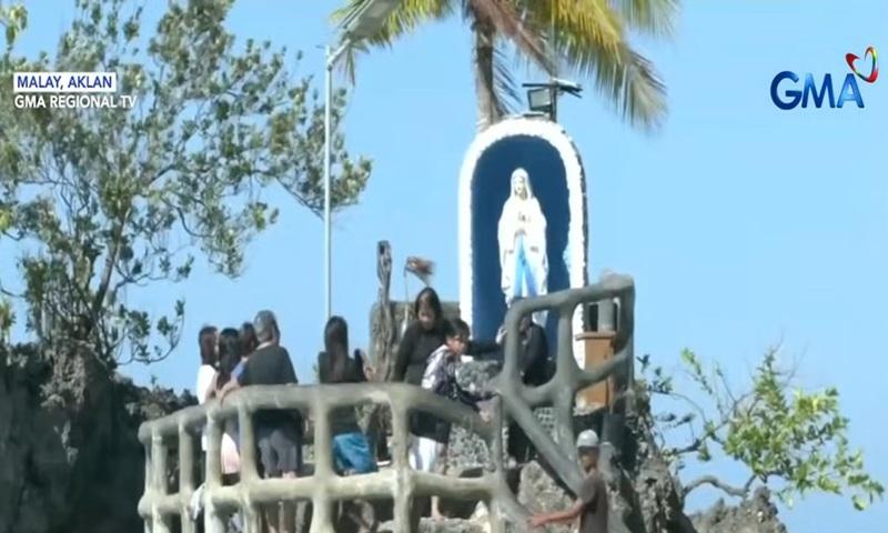 Some tourists spend Holy Week in Boracay