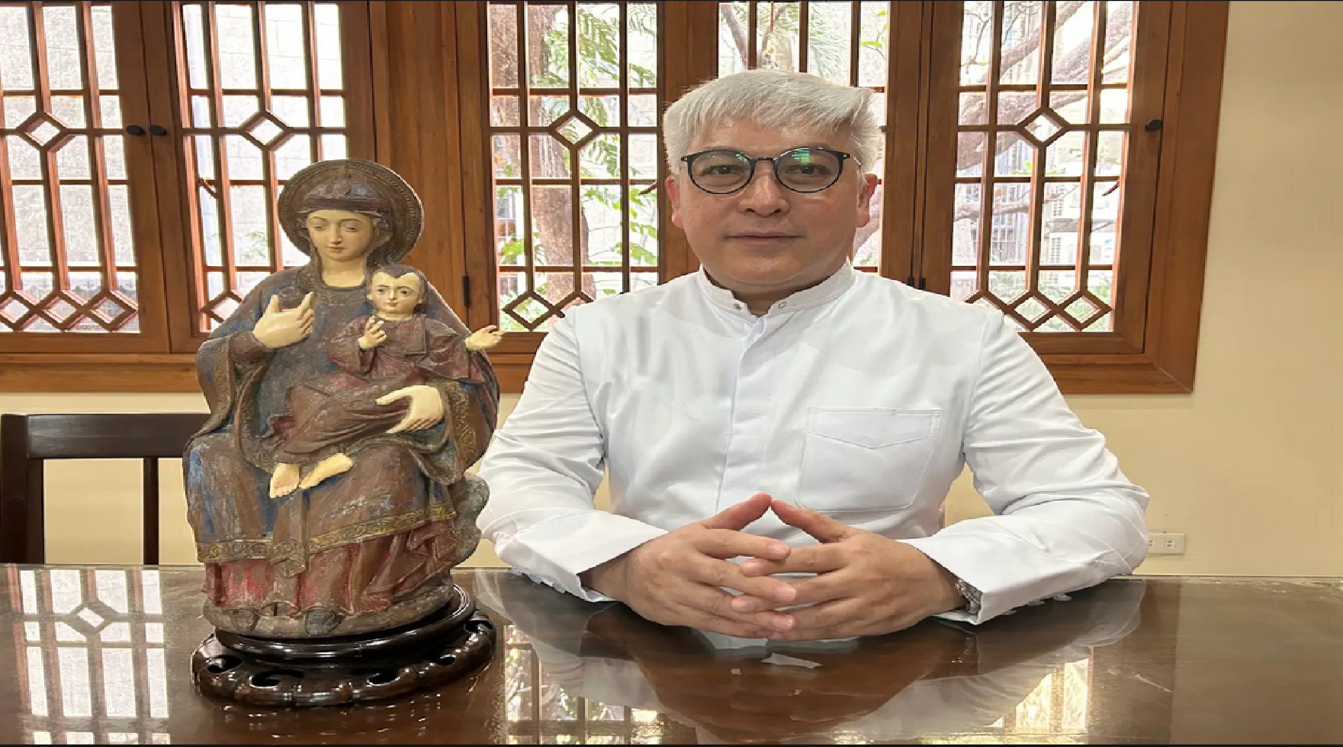 Paano hinaharap ng mga pari ang mga tukso sa modernong panahon?