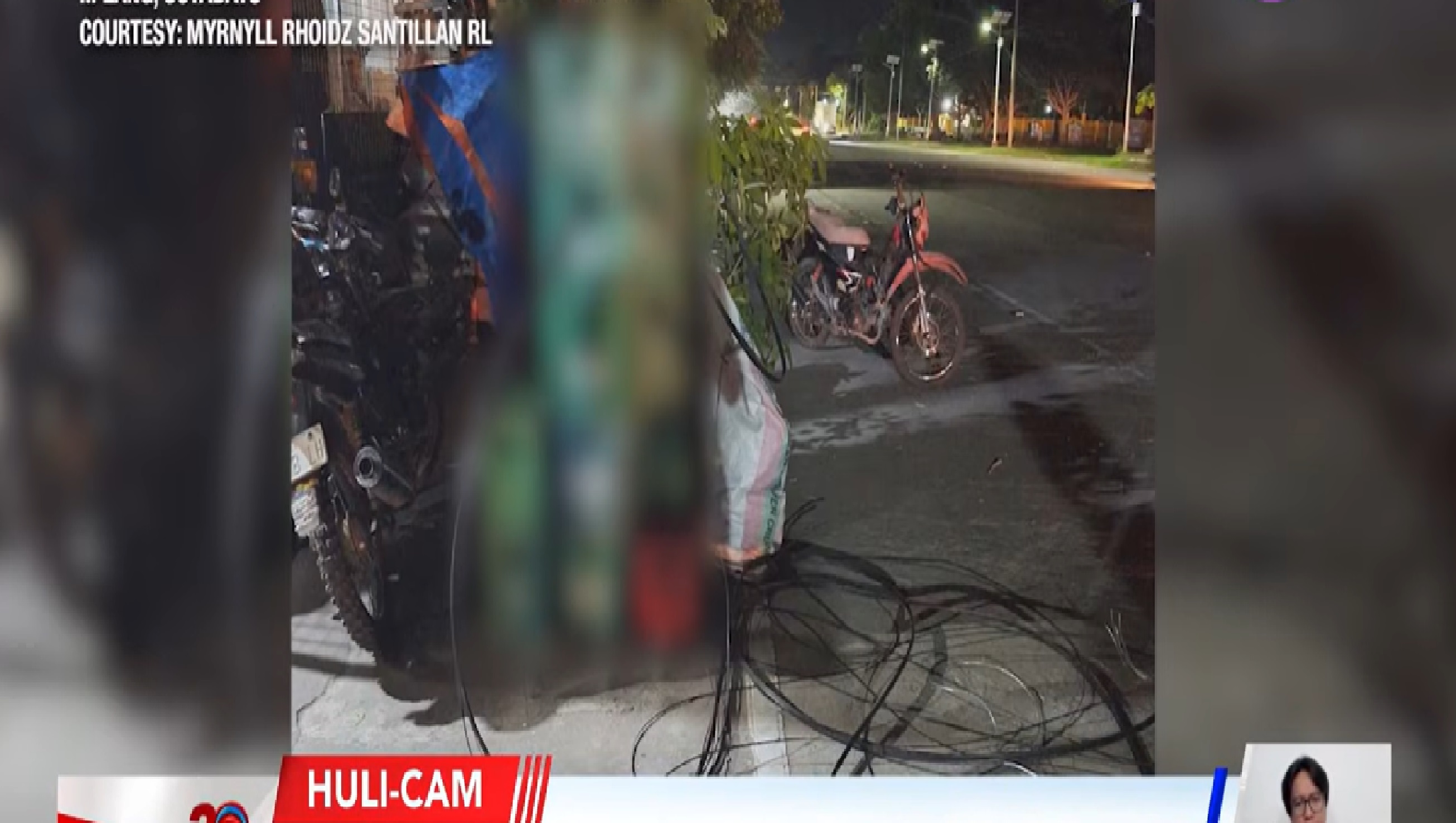 Motorsiklo, ilang beses nagpaikot-ikot matapos sumabit sa mga nakalaylay na kable ng internet