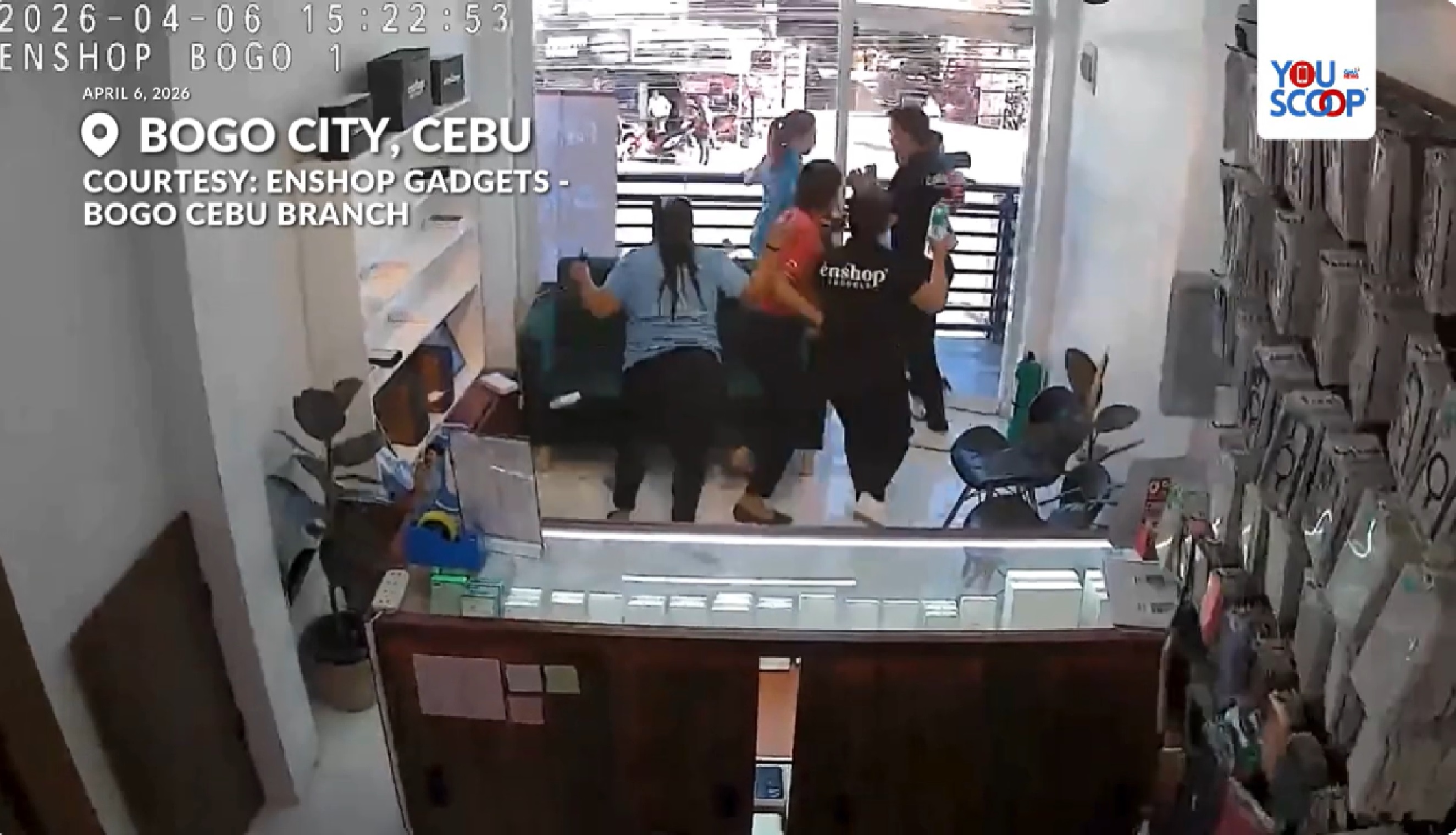 Lakas ng pagyanig sa Bogo, Cebu na dulot ng lindol, nahuli-cam sa loob ng isang gadget store
