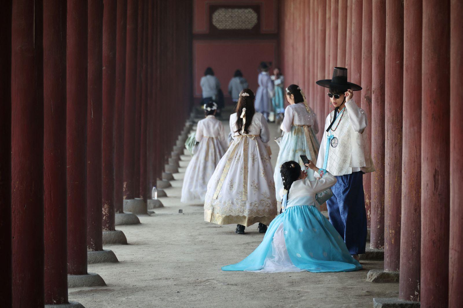 'AI shamans' tell the fortunes of curious South Koreans