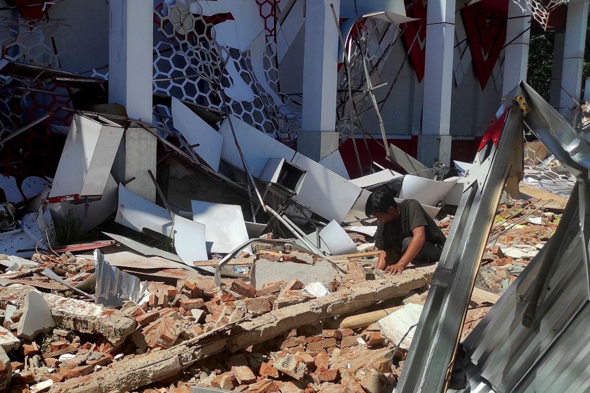 Indonesia earthquake damages buildings, but tsunami alerts have been lifted